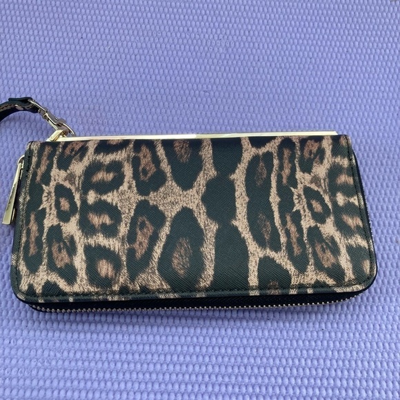Cheetah Print 
ALDO Animal Print wallet With Detachable Strap Gold Colored ring - Picture 7 of 11
